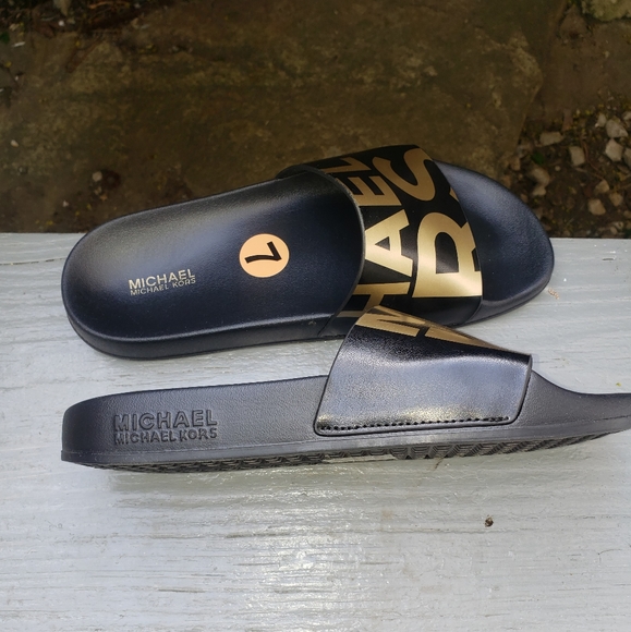 Sz 7 Michael Kors Gilmore Slides - Picture 3 of 6